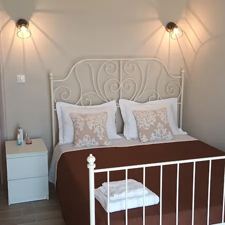 Roula's Beach House דירה